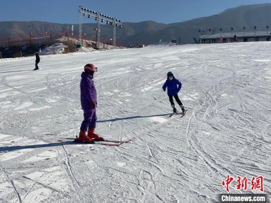 资料图为游客在西宁市内的滑雪场滑雪。李江宁 摄 资料图为游客在西宁市内的滑雪场滑雪。李江宁 摄