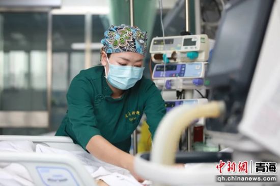 图为诊疗现场。青大附院 供图 图为诊疗现场。青大附院 供图