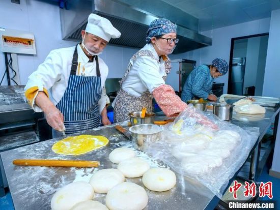 图为社区居民在“花儿卷卷”操作间里忙碌。李隽 摄 图为社区居民在“花儿卷卷”操作间里忙碌。李隽 摄