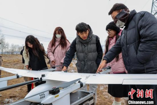 图为大学生观摩垂直固定起降翼cw-15无人机。薛蒂 摄 图为大学生观摩垂直固定起降翼cw-15无人机。薛蒂 摄