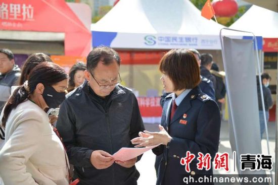 图为税务干部深入房博会现场为居民宣传讲解相关税收优惠政策。赵和平 摄 图为税务干部深入房博会现场为居民宣传讲解相关税收优惠政策。赵和平 摄