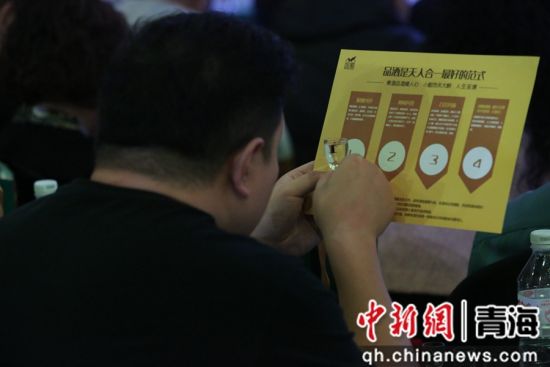 图为参赛选手对照品酒方法进行品酒。陈宗淇 摄 图为参赛选手对照品酒方法进行品酒。陈宗淇 摄