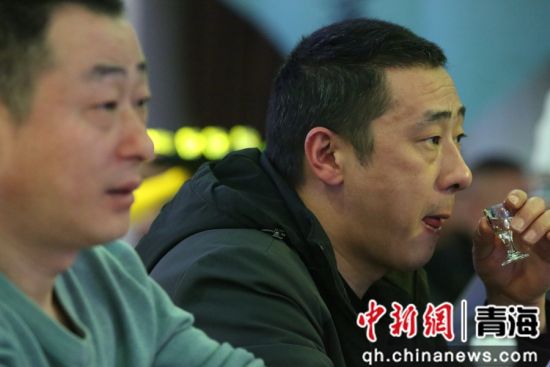 图为参赛选手品酒闻香。陈宗淇 摄 图为参赛选手品酒闻香。陈宗淇 摄
