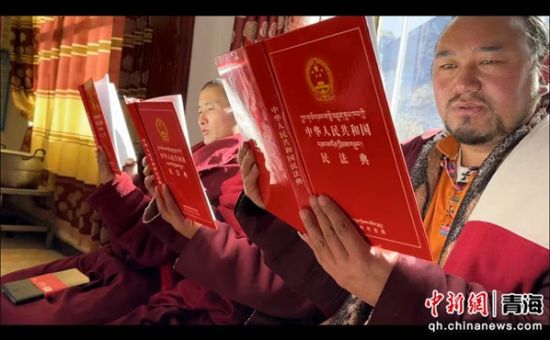 图为开展2024年“国家宪法日”暨“宪法宣传周”活动现场。李庆摄 图为开展2024年“国家宪法日”暨“宪法宣传周”活动现场。李庆摄