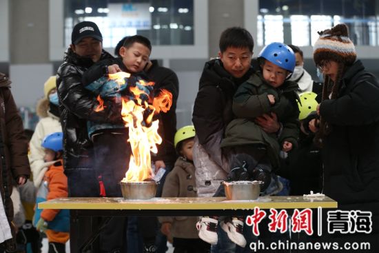 图为家长和孩子正在体验“燃烧的水”项目。张忠苹摄 图为家长和孩子正在体验“燃烧的水”项目。张忠苹摄