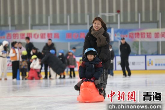 图为家长和孩子正在参加“冰上接力”项目比赛。张忠苹摄 图为家长和孩子正在参加“冰上接力”项目比赛。张忠苹摄