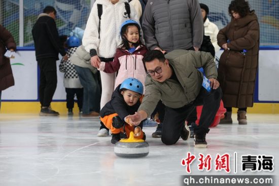 图为家长和孩子正在参加“亲子冰壶”项目比赛。张忠苹摄 图为家长和孩子正在参加“亲子冰壶”项目比赛。张忠苹摄