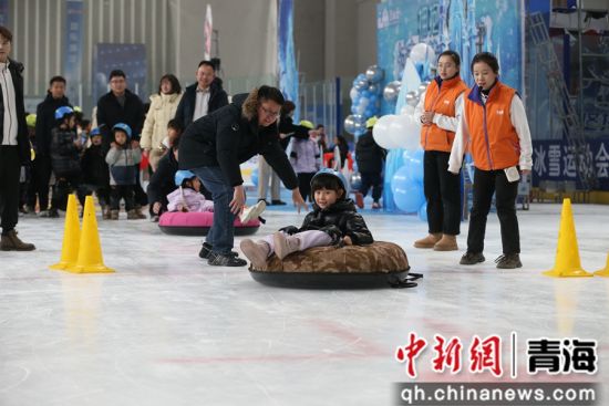 图片家长和孩子正在参加“冰上保龄球”项目比赛。张忠苹摄 图片家长和孩子正在参加“冰上保龄球”项目比赛。张忠苹摄